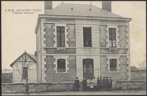 La façade principale de l'hôpital Dumonté.